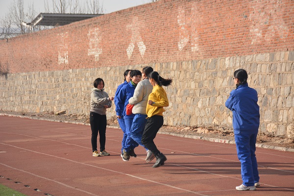 公司組織慶?！叭恕眿D女節(jié)活動