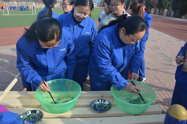 公司組織慶?！叭恕眿D女節(jié)活動